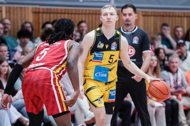 In the picture from left Marcus Carr Wuerzburg Baskets, 5 against Toms Skuja MHP RIESEN Ludwigsburg, 5 on the ball 10 05 2026, Basketball, Fitness First Wuerzburg Baskets vs MHP Riesen Ludwigsburg, easyCredit BBL, 34 Matchday, Germany, 97072, tectake Arena Wuerzburg, Copyright: HMBxMedia xJulienxBecker