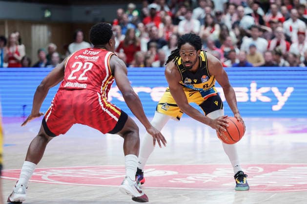 In the picture from left Johnathan Stove Wuerzburg Baskets, 22 against Terrell Harris MHP RIESEN Ludwigsburg, 8 on the ball 10 05 2026, Basketball, Fitness First Wuerzburg Baskets vs MHP Riesen Ludwigsburg, easyCredit BBL, Matchday 34, Germany, 97072, tectake Arena Wuerzburg, Copyright: HMBxMedia xJulienxBecker