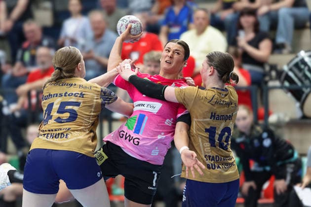 Jolina Huhnstock BSV, 45 , Engelina Alida Corona Molenaar Halle, 7 , Anika Hampel BSV, 10 , SV Union Halle Neustadt vs Buxtehuder SV, Handball Bundesliga Frauen, Play Offs 5 11 Matchday 4, Season 2025 26, 10 05 2026 Halle SWH Arena Sachsen Anhalt Germany