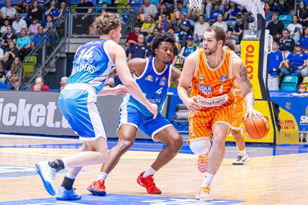 easyCredit Basketball Bundesliga BBL, Frankfurt am Main, Frankfurt Skyliners vs Ratiopharm Ulm, Süwag Energie Arena Frankfurt am Main 10 05 2026 easyCredit Basketball Bundesliga BBL, Frankfurt am Main, Germany 10 05 2026 Christopher Ledlum Ratiopharm Ulm, 4 on the ball against Nahiem Alleyne Frankfurt Skyliners, 4 and Ivan Crnjac Frankfurt Skyliners, 14 , Basketball Bundesliga, Game of Frankfurt Skyliners vs Ratiopharm Ulm Süwag Energie Arena Frankfurt am Main Copyright: xBEAUTIFULxSPORTS Freudensteinx