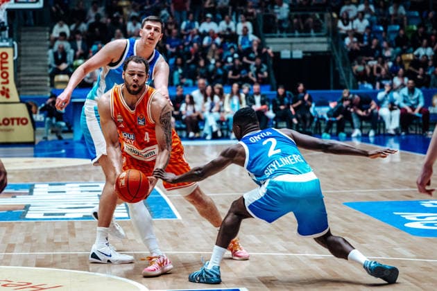 Christopher Ledlum ratiopharm Ulm, 04 , Alvin Onyia Skyliners Frankfurt, 02 GER, Skyliners Frankfurt vs ratiopharm Ulm, easyCredit BBL, Bundesliga, Matchday 34, Season 2025 2026 10 05 2026 Eibner Pressefoto Attila Ziga GER, Skyliners Frankfurt vs ratiopharm Ulm, easyCredit BBL, Bundesliga, Matchday 34, Season 2025 2026 10 05 2026 Frankfurt am Main Copyright: xEibner-Pressefotox EP_AZA