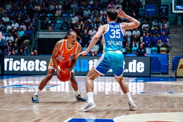 Nelson Weidemann ratiopharm Ulm, 0 , Lukas Smazak Skyliners Frankfurt, 35 GER, Skyliners Frankfurt vs ratiopharm Ulm, easyCredit BBL, Bundesliga, Matchday 34, Season 2025 2026 10 05 2026 Eibner Pressefoto Attila Ziga GER, Skyliners Frankfurt vs ratiopharm Ulm, easyCredit BBL, Bundesliga, Matchday 34, Season 2025 2026 10 05 2026 Frankfurt am Main Copyright: xEibner-Pressefotox EP_AZA