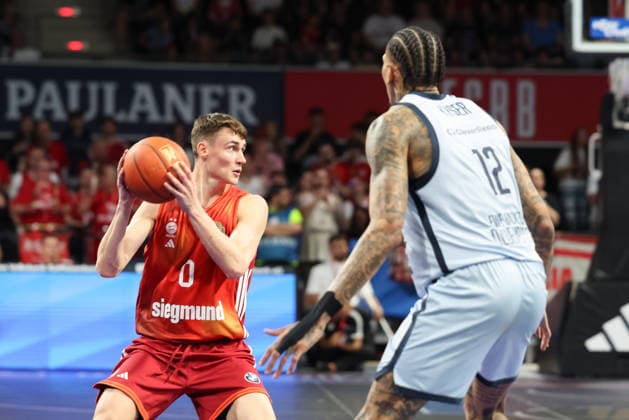 Nenad Dimitrijevic FC Bayern Basketball, 00 with ball with Michale Kyser EWE Baskets Oldenburg, 12 , GER, FC Bayern Basketball vs EWE Baskets Oldenburg, Basketball, easycredit Basketball Bundesliga, 34 Matchday, Season 2025 2026, 10 05 2026, GER, FC Bayern Basketball vs EWE Baskets Oldenburg, Basketball, easycredit Basketball Bundesliga, 34 Matchday, Season 2025 2026, 10 05 2026 Munich Copyright: xEibner-Pressefoto JennixMaulx EP_JML