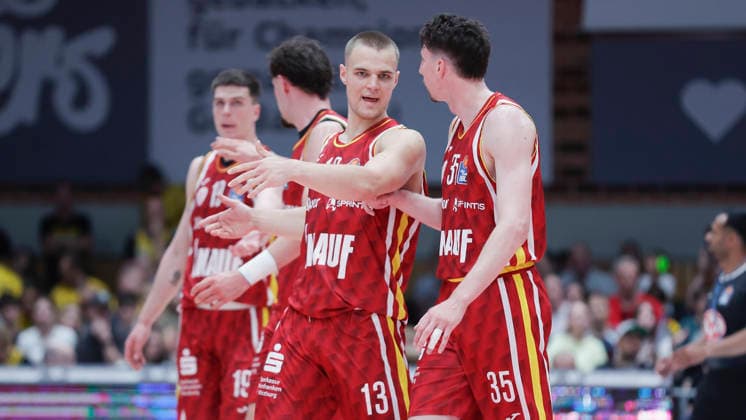 In the picture from left Marko Petric Wuerzburg Baskets, 13 and Alen Pjanic Wuerzburg Baskets, 35 discuss 10 05 2026, Basketball, Fitness First Wuerzburg Baskets vs MHP Riesen Ludwigsburg, easyCredit BBL, Matchday 34, Germany, 97072, tectake Arena Wuerzburg, Copyright: HMBxMedia xJulienxBecker