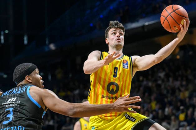 v l Will McNair 03, Science City Jena , Jonas Mattisseck Alba 09 , duel, action, fight, fighting for the ball, Action, duels, fighting for the ball, GER, Berlin, Basketball, Alba Berlin vs Science City Jena, in the Max Schmeling Halle , BBL, 10 5 2026 Copyright: HMBxMedia UwexKoch