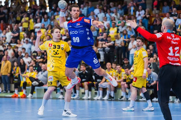 Lars Jagieniak HSG Krefeld Niederrhein, 33 comes too late, Stefan Bauer HBW Balingen Weilstetten, 99 on jump shot, Pau Guitart HSG Krefeld Niederrhein, 12 in goal HSG Krefeld Niederrhein vs HBW Balingen Weilstetten, Handball, 2 HBL, Matchday 31, Season 2025 26, 10 05 2026, HSG Krefeld Niederrhein vs HBW Balingen Weilstetten, Handball, 2 HBL, Matchday 31, Season 2025 26, 10 05 2026 Krefeld Copyright: xEibner-Pressefoto LukasxBaldygax EP_LBA