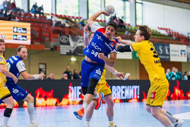Yonatan Dayan HBW Balingen Weilstetten, 34 on shot blocked by Lars Jagieniak HSG Krefeld Niederrhein, 33 HSG Krefeld Niederrhein vs HBW Balingen Weilstetten, Handball, 2 HBL, Matchday 31, Season 2025 26, 10 05 2026, HSG Krefeld Niederrhein vs HBW Balingen Weilstetten, Handball, 2 HBL, Matchday 31, Season 2025 26, 10 05 2026 Krefeld Copyright: xEibner-Pressefoto LukasxBaldygax EP_LBA