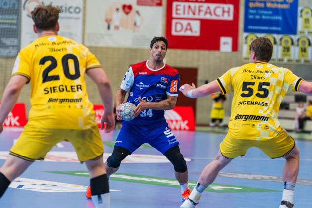 Lukas Siegler HSG Krefeld Niederrhein, 20 and Niklas Ingenpass HSG Krefeld Niederrhein, 55 wait for Yonatan Dayan HBW Balingen Weilstetten, 34 who comes with the ball HSG Krefeld Niederrhein vs HBW Balingen Weilstetten, Handball, 2 HBL, Matchday 31, Season 2025 26, 10 05 2026, HSG Krefeld Niederrhein vs HBW Balingen Weilstetten, Handball, 2 HBL, Matchday 31, Season 2025 26, 10 05 2026 Krefeld Copyright: xEibner-Pressefoto LukasxBaldygax EP_LBA