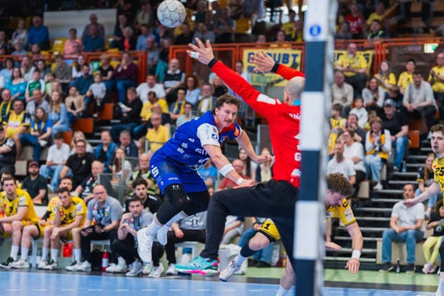 Mex Raguse HBW Balingen Weilstetten, 06 on jump shot, Pau Guitart HSG Krefeld Niederrhein, 12 tries to hold HSG Krefeld Niederrhein vs HBW Balingen Weilstetten, Handball, 2 HBL, Matchday 31, Season 2025 26, 10 05 2026, HSG Krefeld Niederrhein vs HBW Balingen Weilstetten, Handball, 2 HBL, Matchday 31, Season 2025 26, 10 05 2026 Krefeld Copyright: xEibner-Pressefoto LukasxBaldygax EP_LBA