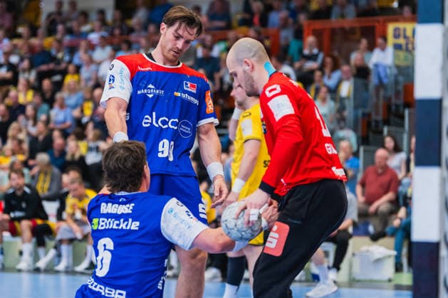 99hbw and Pau Guitart HSG Krefeld Niederrhein, 12 help Mex Raguse HBW Balingen Weilstetten, 06 on HSG Krefeld Niederrhein vs HBW Balingen Weilstetten, Handball, 2 HBL, 31 Matchday, Season 2025 26, 10 05 2026, HSG Krefeld Niederrhein vs HBW Balingen Weilstetten, Handball, 2 HBL, 31 Matchday, Season 2025 26, 10 05 2026 Krefeld Copyright: xEibner-Pressefoto LukasxBaldygax EP_LBA