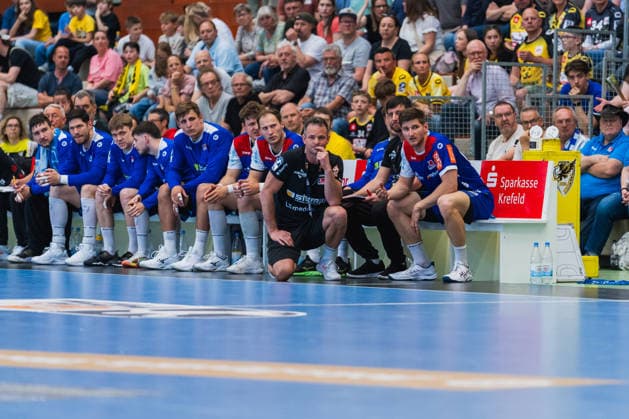 HBW Balingen Weistetten Team on the bench HSG Krefeld Niederrhein vs HBW Balingen Weilstetten, Handball, 2 HBL, Matchday 31, Season 2025 26, 10 05 2026, HSG Krefeld Niederrhein vs HBW Balingen Weilstetten, Handball, 2 HBL, Matchday 31, Season 2025 26, 10 05 2026 Krefeld Copyright: xEibner-Pressefoto LukasxBaldygax EP_LBA