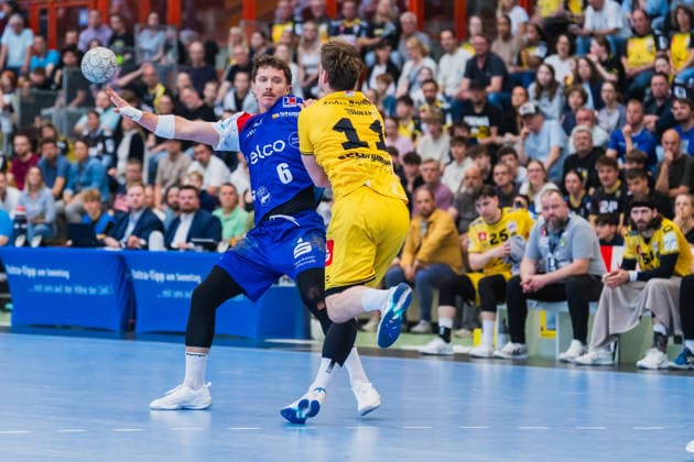 Mex Raguse HBW Balingen Weilstetten, 06 in duel with Lucas Schneider HSG Krefeld Niederrhein, 11 at the pass HSG Krefeld Niederrhein vs HBW Balingen Weilstetten, Handball, 2 HBL, Matchday 31, Season 2025 26, 10 05 2026, HSG Krefeld Niederrhein vs HBW Balingen Weilstetten, Handball, 2 HBL, Matchday 31, Season 2025 26, 10 05 2026 Krefeld Copyright: xEibner-Pressefoto LukasxBaldygax EP_LBA