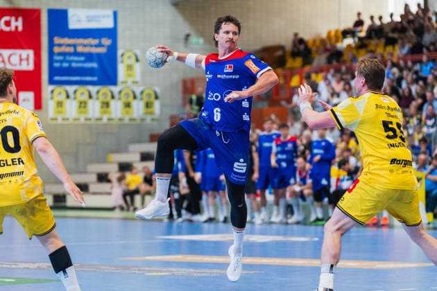 Mex Raguse HBW Balingen Weilstetten, 06 jumping with the ball, Niklas Ingenpass HSG Krefeld Niederrhein, 55 HSG Krefeld Niederrhein vs HBW Balingen Weilstetten, Handball, 2 HBL, Matchday 31, Season 2025 26, 10 05 2026, HSG Krefeld Niederrhein vs HBW Balingen Weilstetten, Handball, 2 HBL, Matchday 31, Season 2025 26, 10 05 2026 Krefeld Copyright: xEibner-Pressefoto LukasxBaldygax EP_LBA