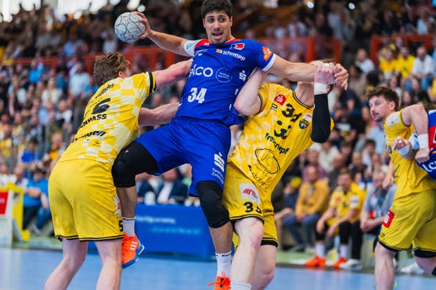 Niklas Ingenpass HSG Krefeld Niederrhein, 55 and Lars Jagieniak HSG Krefeld Niederrhein, 33 both hold Yonatan Dayan HBW Balingen Weilstetten, 34 on the throw HSG Krefeld Niederrhein vs HBW Balingen Weilstetten, Handball, 2 HBL, Matchday 31, Season 2025 26, 10 05 2026, HSG Krefeld Niederrhein vs HBW Balingen Weilstetten, Handball, 2 HBL, Matchday 31, Season 2025 26, 10 05 2026 Krefeld Copyright: xEibner-Pressefoto LukasxBaldygax EP_LBA
