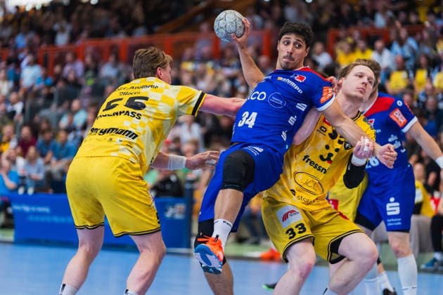 Niklas Ingenpass HSG Krefeld Niederrhein, 55 and Lars Jagieniak HSG Krefeld Niederrhein, 33 both hold Yonatan Dayan HBW Balingen Weilstetten, 34 on the throw HSG Krefeld Niederrhein vs HBW Balingen Weilstetten, Handball, 2 HBL, Matchday 31, Season 2025 26, 10 05 2026, HSG Krefeld Niederrhein vs HBW Balingen Weilstetten, Handball, 2 HBL, Matchday 31, Season 2025 26, 10 05 2026 Krefeld Copyright: xEibner-Pressefoto LukasxBaldygax EP_LBA