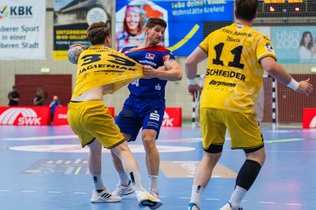 Lars Jagieniak HSG Krefeld Niederrhein, 33 is pulled by the jersey by Yonatan Dayan HBW Balingen Weilstetten, 34 and has the ball, Lucas Schneider HSG Krefeld Niederrhein, 11 HSG Krefeld Niederrhein vs HBW Balingen Weilstetten, Handball, 2 HBL, Matchday 31, Season 2025 26, 10 05 2026, HSG Krefeld Niederrhein vs HBW Balingen Weilstetten, Handball, 2 HBL, Matchday 31, Season 2025 26, 10 05 2026 Krefeld Copyright: xEibner-Pressefoto LukasxBaldygax EP_LBA