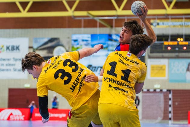 Lars Jagieniak HSG Krefeld Niederrhein, 33 and Lucas Schneider HSG Krefeld Niederrhein, 11 try to block Elias Huber HBW Balingen Weilstetten, 07 HSG Krefeld Niederrhein vs HBW Balingen Weilstetten, Handball, 2 HBL, Matchday 31, Season 2025 26, 10 05 2026, HSG Krefeld Niederrhein vs HBW Balingen Weilstetten, Handball, 2 HBL, Matchday 31, Season 2025 26, 10 05 2026 Krefeld Copyright: xEibner-Pressefoto LukasxBaldygax EP_LBA