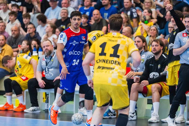 Yonatan Dayan HBW Balingen Weilstetten, 34 has the ball and runs Lucas Schneider HSG Krefeld Niederrhein, 11 on HSG Krefeld Niederrhein vs HBW Balingen Weilstetten, Handball, 2 HBL, Matchday 31, Season 2025 26, 10 05 2026, HSG Krefeld Niederrhein vs HBW Balingen Weilstetten, Handball, 2 HBL, Matchday 31, Season 2025 26, 10 05 2026 Krefeld Copyright: xEibner-Pressefoto LukasxBaldygax EP_LBA