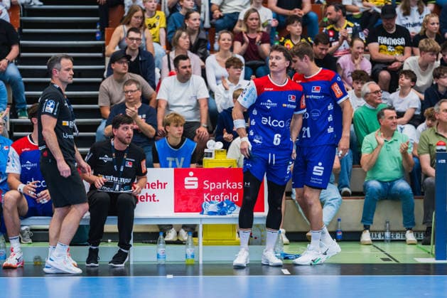 Mathhias Flohr HBW Balingen Weilstetten, coach , Tobias Hotz HBW Balingen Weilstetten, co-coach on the bench, Mex Raguse HBW Balingen Weilstetten, 06 , Till Wente HBW Balingen Weilstetten, 21 HSG Krefeld Niederrhein vs HBW Balingen Weilstetten, Handball, 2 HBL, Matchday 31, Season 2025 26, 10 05 2026, HSG Krefeld Niederrhein vs HBW Balingen Weilstetten, Handball, 2 HBL, Matchday 31, Season 2025 26, 10 05 2026 Krefeld Copyright: xEibner-Pressefoto LukasxBaldygax EP_LBA