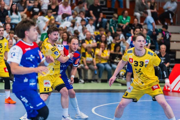 Lucas Schneider HSG Krefeld Niederrhein, 11 haelt Tobias Heinzelmann HBW Balingen Weilstetten, 28 am Kragen, Lars Jagieniak HSG Krefeld Niederrhein, 33 HSG Krefeld Niederrhein vs HBW Balingen Weilstetten, Handball, 2 HBL, 31 Spieltag, Saison 2025 26, 10 05 2026, HSG Krefeld Niederrhein vs HBW Balingen Weilstetten, Handball, 2 HBL, 31 Spieltag, Saison 2025 26, 10 05 2026 Krefeld Copyright: xEibner-Pressefoto LukasxBaldygax EP_LBA