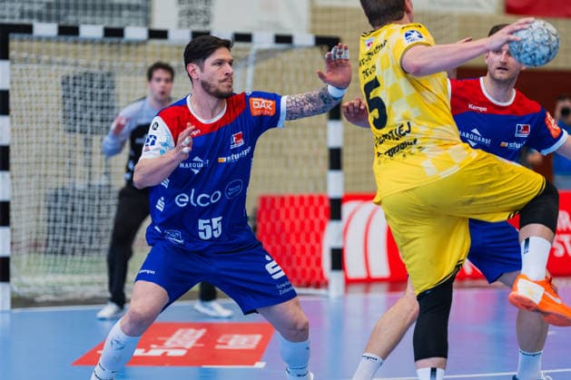 Csaba Leimeter HBW Balingen Weilstetten, 55 in defense at the throw of Falk Kolodziej HSG Krefeld Niederrhein, 05 , Yonatan Dayan HBW Balingen Weilstetten, 34 watches HSG Krefeld Niederrhein vs HBW Balingen Weilstetten, Handball, 2 HBL, Matchday 31, Season 2025 26, 10 05 2026, HSG Krefeld Niederrhein vs HBW Balingen Weilstetten, Handball, 2 HBL, Matchday 31, Season 2025 26, 10 05 2026 Krefeld Copyright: xEibner-Pressefoto LukasxBaldygax EP_LBA