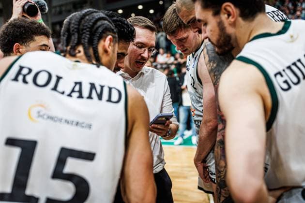 Co-coach Philipp Steiger and the players look forward to the results, Vet Concept Gladiators Trier vs MBC Syntainics, Basketball, easyCredit BBL, Matchday 34, Season 2025 2026, 10 05 2026 Vet Concept Gladiators Trier vs MBC Syntainics, Basketball, easyCredit BBL, Matchday 34, Season 2025 2026, 10 05 2026 Copyright: xEibner-Pressefoto AlexanderxNeisx EP_ANS