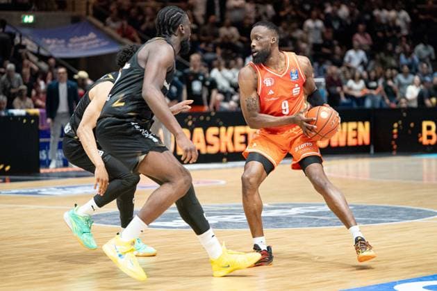 John Newman III Nr 9 Chemnitz 99ers vs Oluwasimisola Shittu Nr 45 Basketball Loewen Braunschweig GER, Basketball Loewen Braunschweig vs Chemnitz 99ers, Basketball, easyCredit BBL, Week 34, Season 2025 26, 10 05 2026 GER, Basketball Loewen Braunschweig vs Chemnitz 99ers, Basketball, easyCredit BBL, Week 34, Season 2025 26, 10 05 2026 Braunschweig Copyright: xEibner-Pressefoto DanielxREINELTx EP_DRT