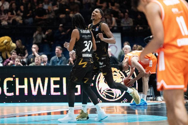 David NGuessan Nr 1 Basketball Loewen Braunschweig happy with Chip Flanigan Nr 30 Basketball Loewen Braunschweig with Kostja Mushidi Nr 11 Chemnitz 99ers in the foreground GER, Basketball Loewen Braunschweig vs Chemnitz 99ers, Basketball, easyCredit BBL, Week 34, Season 2025 26, 10 05 2026 GER, Basketball Loewen Braunschweig vs Chemnitz 99ers, Basketball, easyCredit BBL, Week 34, Season 2025 26, 10 05 2026 Braunschweig Copyright: xEibner-Pressefoto DanielxREINELTx EP_DRT