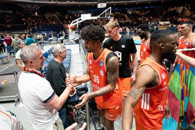 Roman Bedime No 35 Chemnitz 99ers and teammates thank the Chemnitz fans after the final whistle GER, Basketball Loewen Braunschweig vs Chemnitz 99ers, Basketball, easyCredit BBL, Week 34, Season 2025 26, 10 05 2026 GER, Basketball Loewen Braunschweig vs Chemnitz 99ers, Basketball, easyCredit BBL, Week 34, Season 2025 26, 10 05 2026 Braunschweig Copyright: xEibner-Pressefoto DanielxREINELTx EP_DRT