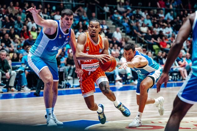 Jacob Knauf Skyliners Frankfurt, 25 , Nelson Weidemann ratiopharm Ulm, 0 GER, Skyliners Frankfurt vs ratiopharm Ulm, easyCredit BBL, Bundesliga, Matchday 34, Season 2025 2026 10 05 2026 Eibner Pressefoto Attila Ziga GER, Skyliners Frankfurt vs ratiopharm Ulm, easyCredit BBL, Bundesliga, Matchday 34, Season 2025 2026 10 05 2026 Frankfurt am Main Copyright: xEibner-Pressefotox EP_AZA