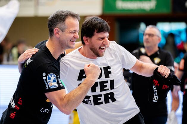 Krefeld, 10 05 2026, Handball, Men, 2 Bundesliga, Matchday 31, 2025 2026 HSG Krefeld Niederrhein HBW Balingen Weilstetten Unlimited jubilation directly after the final whistle Matthias Flohr HBW Balingen Weilstetten, coach, left and Tobias Hotz HBW Balingen Weilstetten, co-coach, right