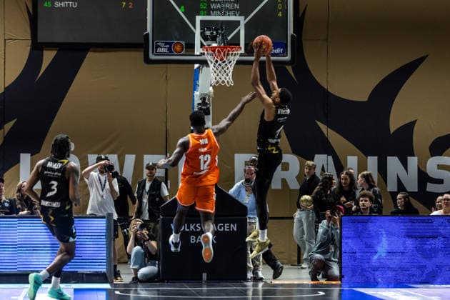 GER, easy Credit Basketball Bundesliga, Basketball Löwen Braunschweig Niners Chemnitz 10 05 2026, Volkswagenhalle, Braunschweig, GER, easy Credit Basketball Bundesliga, Basketball Löwen Braunschweig Niners Chemnitz David NGuessan Basketball Löwen Braunschweig, 1 , Amadou Sow Niners Chemnitz, 12 Â Photo Alexander Trienitz Braunschweig Volkswagenhalle Niedersachsen Germany