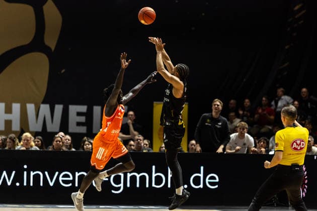 GER, easy Credit Basketball Bundesliga, Basketball Löwen Braunschweig Niners Chemnitz 10 05 2026, Volkswagenhalle, Braunschweig, GER, easy Credit Basketball Bundesliga, Basketball Löwen Braunschweig Niners Chemnitz Kaza Kajami Keane Basketball Löwen Braunschweig, 24 , Aher Uguak Niners Chemnitz, 1 Â Photo Alexander Trienitz Braunschweig Volkswagenhalle Niedersachsen Germany