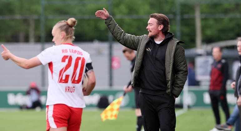 Leipzig, 11 05 2025, Red Bull Campus, Soccer, 1 Bundesliga, Women 25 Matchday , RB Leipzig vs Bayer 04 Leverkusen , In the picture Coach Jonas Stephan, RB Leipzig , For editorial use only Only editorial use , DFL DFB regulations prohibit any use of photographs as image sequences and or quasi video ,