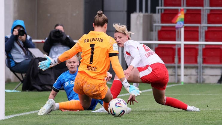 Leipzig, 11 05 2025, Red Bull Campus, Soccer, 1 Bundesliga, Women 25 Matchday , RB Leipzig vs Bayer 04 Leverkusen , In the picture The tunnel of Vanessa Fudalla 21, LEV at goalkeeper Elvira Herzog 1, RBL remained without consequences for the Leipzig women Julia Landenberger 21, RBL , For editorial use only Only editorial use , DFL DFB regulations prohibit any use of photographs as image sequences and or quasi video ,