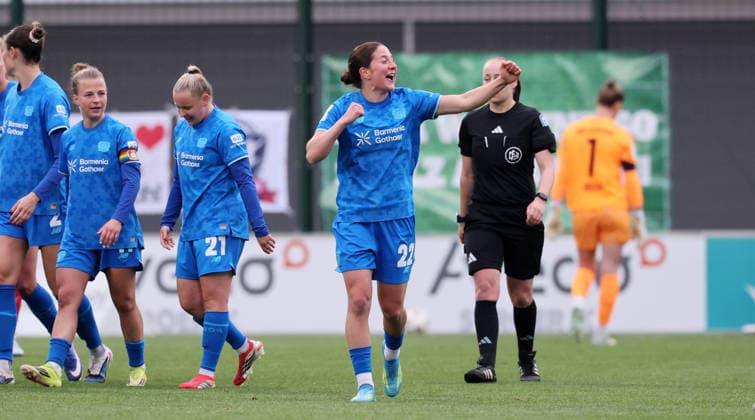 Leipzig, 11 05 2025, Red Bull Campus, Soccer, 1 Bundesliga, Women 25 Matchday , RB Leipzig vs Bayer 04 Leverkusen , In the picture Goal for Leverkusen Ruby Grant 22, LEV scores 1 3 and cheers with teammates , For editorial use only Only editorial use , DFL DFB regulations prohibit any use of photographs as image sequences and or quasi video ,