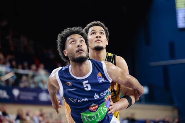D Shawn Schwartz ROSTOCK SEAWOLVES, 05 vs Brandon Tischler MHP Riesen Ludwigsburg, 24 , GER, Rostock Seawolves vs MHP Riesen Ludwigsburg, easycredit BBL, Basketball, Bundesliga, Play Ins, Season 2025 2026, 12 05 2026 GER, Rostock Seawolves vs MHP Riesen Ludwigsburg, easycredit BBL, Basketball, Bundesliga, Play Ins, Season 2025 2026, 12 05 2026 Rostock Copyright: xEibner-Pressefoto DenverxEhrlichx EP_DEH