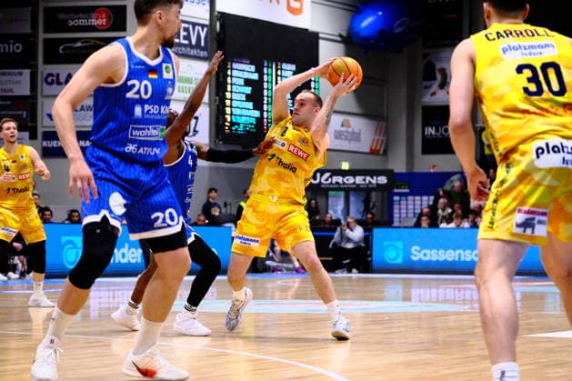 ProA Playoffs Quarterfinals Phoenix Hagen vs PS Karlsruhe LIONS, Hagen, 12 05 2026, Ischelandhalle Hagen Devin Lawrence Schmidt 8, Phoenix Hagen, SG is defended by Isaiah Rayshaud Hart 4, PS Karlsruhe LIONS, PG and is looking for the teammate ProA Playoffs Quarterfinals Phoenix Hagen vs PS Karlsruhe LIONS, Hagen, 12 05 2026, Ischelandhalle Hagen Copyright: xBEAUTIFULxSPORTS Piepenstockx
