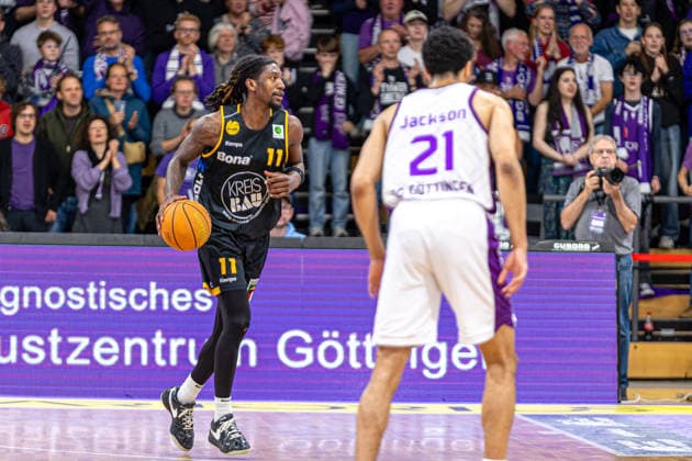 ProA, BG Goettingen vs Bozic Estriche Kirchheim Knights, Sparkassen Arena Goettingen 12 05 2026 ProA, Goettingen, Germany 12 05 2026 Tyrel Morgan Bozic Estriche Kirchheim Knights, 11 on the ball, in front Zach Jackson BG Goettingen, 21 , Barmer ProA 2 Basketball Bundesliga, Playoffs, Game of BG Goettingen vs Bozic Estriche Kirchheim Knights, Sparkassen Arena Goettingen Copyright: xBEAUTIFULxSPORTS Freudensteinx