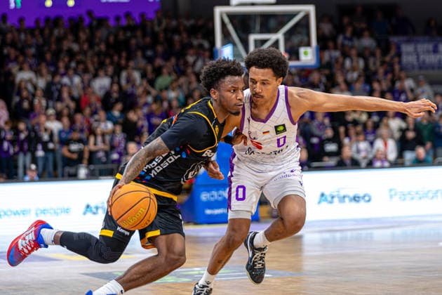 ProA, BG Goettingen vs Bozic Estriche Kirchheim Knights, Sparkassen Arena Goettingen 12 05 2026 ProA, Goettingen, Germany 12 05 2026 Charles Tyrone Harris Jr Bozic Estriche Kirchheim Knights, 3 on the ball against Nils Schmitz BG Goettingen, 0 , Barmer ProA 2 Basketball Bundesliga, Playoffs, Game of BG Goettingen vs Bozic Estriche Kirchheim Knights, Sparkassen Arena Goettingen Copyright: xBEAUTIFULxSPORTS Freudensteinx