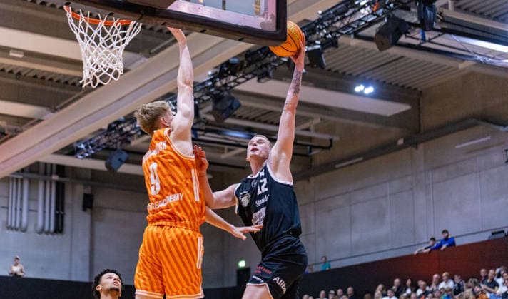Lenni Kunzewitsch OrangeAcademy Ulm, 09 with the block attempt against Niclas Sperber ETB Miners, 12 OrangeAcademy Ulm vs ETB Miners Essen , Basketball,Barmer Basketball 2 Bundesliga ProB, Play Offs Final, Season 2025 2026, 13 05 2026, OrangeAcademy Ulm vs ETB Miners Essen , Basketball,Barmer Basketball 2 Bundesliga ProB, Play Offs Final, Season 2025 2026, 13 05 2026 New Ulm Copyright: xEibner-Pressefoto DavidexDixGiovx EP_DGI