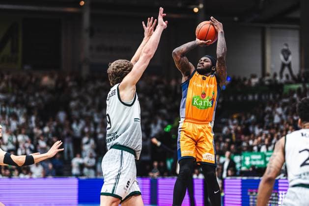 TJ Crockett Jr Rostock Seawolves in duel with Marco Hollersbacher Gladiators Trier , Vet Concept Gladiators Trier vs Rostock Seawolves, Basketball, easyCredit BBL, Play Ins, Saison 2025 2026, 14 05 2026 Vet Concept Gladiators Trier vs Rostock Seawolves, Basketball, easyCredit BBL, Play Ins, Saison 2025 2026, 14 05 2026 Copyright: xEibner-Pressefoto AlexanderxNeisx EP_ANS