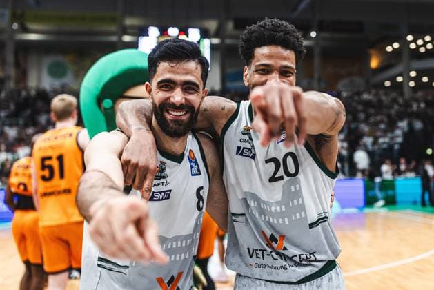 Behnam Yakhchali Gladiators Trier and Urald King Gladiators Trier cheer, Vet Concept Gladiators Trier vs Rostock Seawolves, Basketball, easyCredit BBL, Play Ins, Season 2025 2026, 14 05 2026 Vet Concept Gladiators Trier vs Rostock Seawolves, Basketball, easyCredit BBL, Play Ins, Season 2025 2026, 14 05 2026 Copyright: xEibner-Pressefoto AlexanderxNeisx EP_ANS