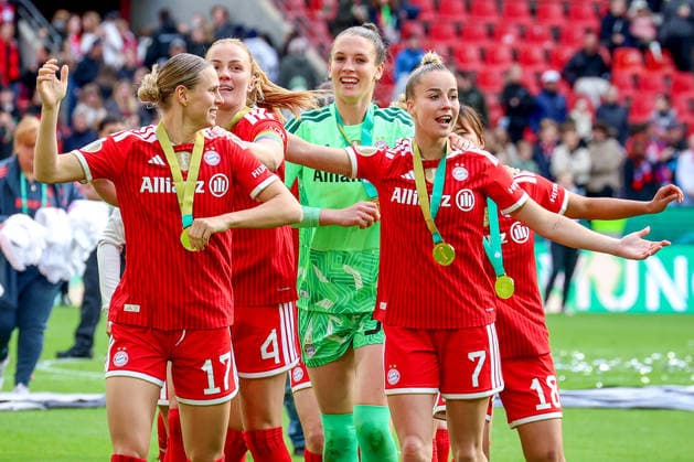 2026 05 14, xsscx, Football, Final DFB Pokal Women, VfL Wolfsburg FC Bayern München, Season 2025 2026, Rhein Energie Stadion in Cologne The FC Bayern München team celebrates their victory in the DFB Pokal Final with Klara Bühl FC Bayern München 17 , Glodis Perla Viggosdottir FC Bayern München 4 , Ena Mahmutovic FC Bayern München 32 , Giulia Gwinn FC Bayern München 7 , Momoko Tanikawa FC Bayern München 18 DFB regulations prohibit any use of photographs as image sequences and or quasi video Photo xSandraxScherningxPressefotoKochx Nordrhein Westfalen Germany