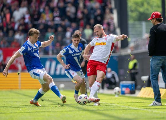 Football, Men, Season 2025 2026, 3 Liga 38 Matchday , SSV Jahn Regensburg FC Energie Cottbus, f l Moritz Hannemann Energie Cottbus , Axel Borgmann Energie Cottbus , Eric Hottmann Regensburg , Coach Claus Dieter Pele Wollitz Energie Cottbus , 16 05 2026, Copyright: xSebastianxRäppold MatthiasxKochx