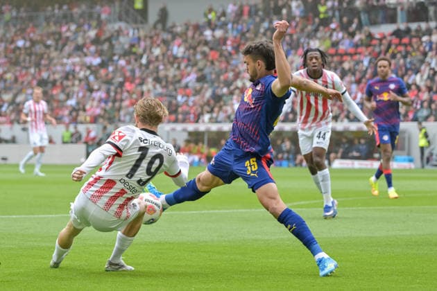 Niklas Beste SC Freiburg, 19 , Max Finkgraefe RB Leipzig, 35 on the ball GER, SC Freiburg RB Leipzig, Football, Bundesliga, Matchday 34, Season 2025 2026, 16 05 2026 DFL DFB REGULATIONS PROHIBIT ANY USE OF PHOTOGRAPHS AS IMAGE SEQUENCES AND OR QUASI VIDEO GER, SC Freiburg RB Leipzig, Football, Bundesliga, Matchday 34, Season 2025 2026, 16 05 2026 Freiburg Copyright: xEibner-Pressefoto ThomasxHessx EP_THS
