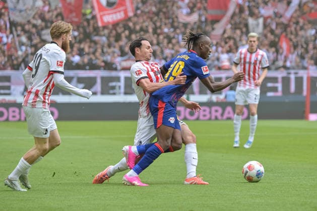 Nicolas Hoefler SC Freiburg, 27 , Yan Diomande RB Leipzig, 49 in duel GER, SC Freiburg RB Leipzig, Football, Bundesliga, Matchday 34, Season 2025 2026, 16 05 2026 DFL DFB REGULATIONS PROHIBIT ANY USE OF PHOTOGRAPHS AS IMAGE SEQUENCES AND OR QUASI VIDEO GER, SC Freiburg RB Leipzig, Football, Bundesliga, Matchday 34, Season 2025 2026, 16 05 2026 Freiburg Copyright: xEibner-Pressefoto ThomasxHessx EP_THS