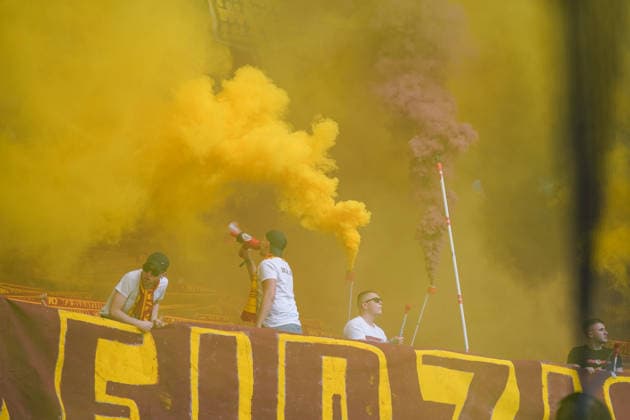 Germany Soccer Bundesliga 2025 2026, 34 Matchday SC Freiburg vs RB Leipzig Europa Park Stadion Freiburg RB Leipzig Fans with yellow smoke and pyrotechnics in the guest block of the Europa Park Stadium Ultras and Supporters with smoke flares and megaphone during Bundesliga match, fan culture, away fans, soccer fans, fan block, stadium atmosphere, pyro show, smoke development, curve, support, Leipzig soccer scene, tradition, sporting event, Germany Copyright: xJOERANxSTEINSIEKx
