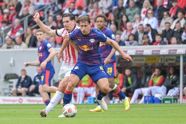 Igor Matanovic SC Freiburg, 31 , Willi Orban RB Leipzig, 04 in duel GER, SC Freiburg RB Leipzig, Football, Bundesliga, Matchday 34, Season 2025 2026, 16 05 2026 DFL DFB REGULATIONS PROHIBIT ANY USE OF PHOTOGRAPHS AS IMAGE SEQUENCES AND OR QUASI VIDEO GER, SC Freiburg RB Leipzig, Football, Bundesliga, Matchday 34, Season 2025 2026, 16 05 2026 Freiburg Copyright: xEibner-Pressefoto ThomasxHessx EP_THS