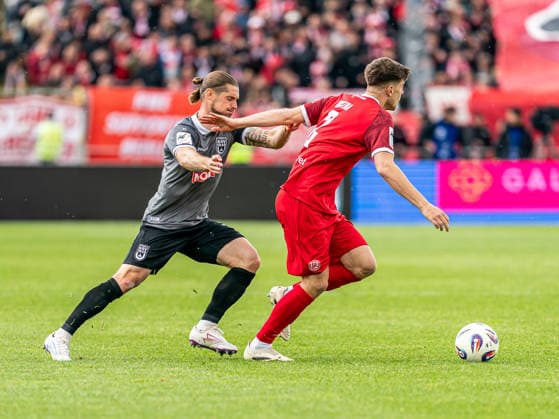 Michael Kostka Rot Weiss Essen, 02 in duel with Dennis Chessa SSV Ulm 1846, 11 , GER, SSV Ulm 1846 vs Rot Weiss Essen, Football, 3 Liga, Season 2025 2026, 16 05 2026, DFB DFL regulations prohibit any use of photographs as image sequences and or quasi video GER, SSV Ulm 1846 vs Rot Weiss Essen, Football, 3 Liga, Season 2025 2026, 16 05 2026 Ulm Copyright: xMichaelxSchmidt Eibner-Pressefotx EP_MST